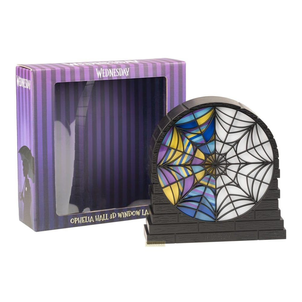 Una luz de ventana de telaraña con secciones de colores y blancas junto a una caja.
