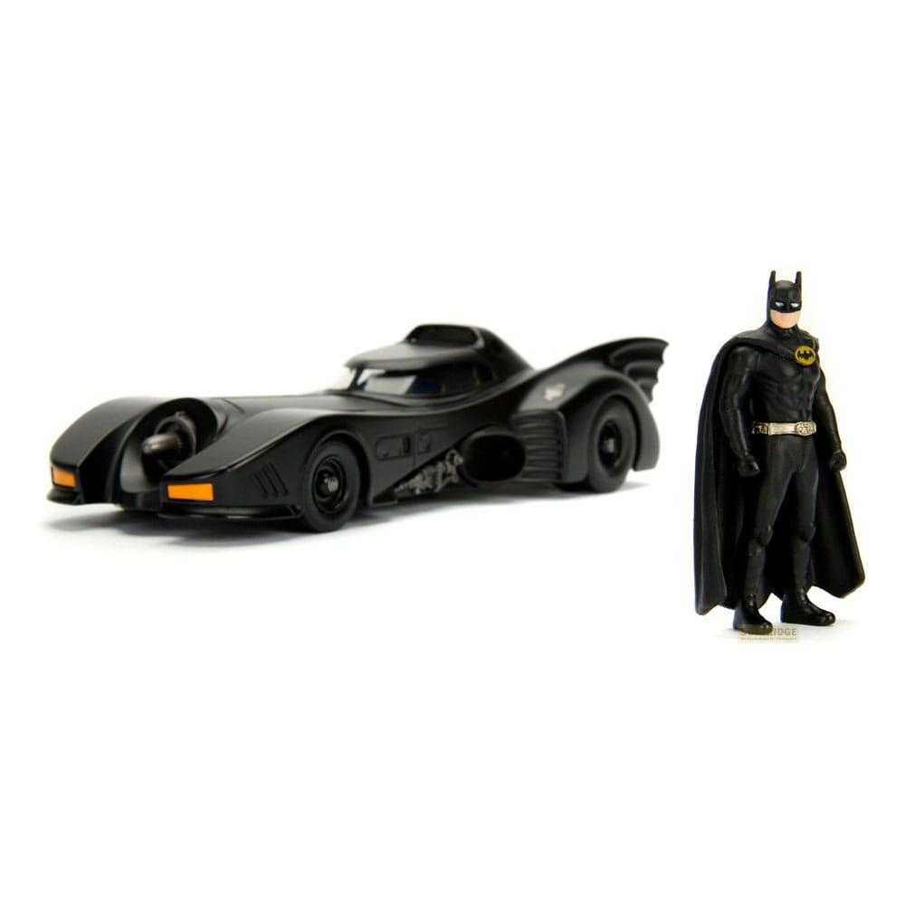 Ein schwarzer Spielzeug-Batmobil und eine kleine Batman-Figur stehen auf weißem Grund.