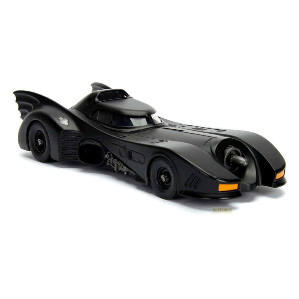 Ein schwarzer Batmobil mit Flossen hinten, auf weißem Hintergrund.