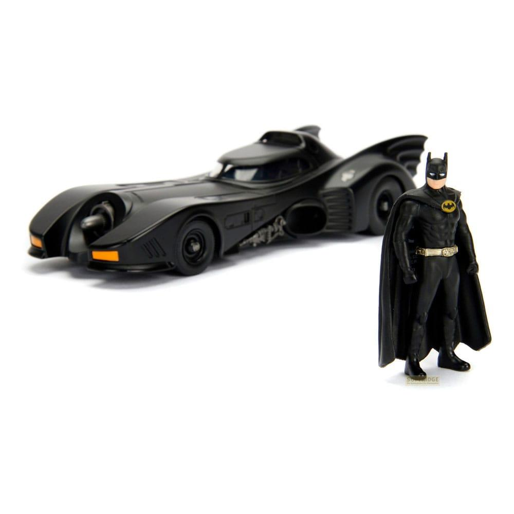 Ein schwarzes Batmobil-Spielzeugauto und eine Batman-Figur stehen vor weißem Hintergrund.