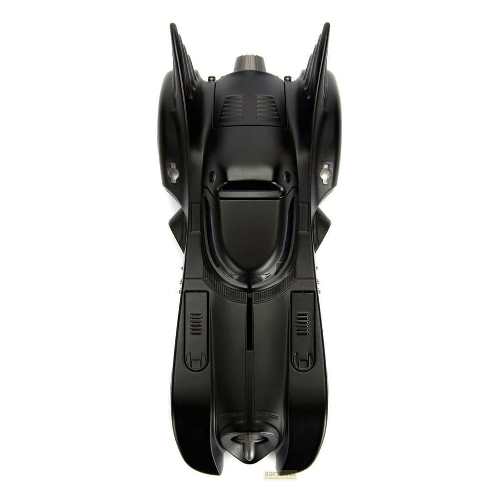 Ein schwarzer Batmobil von oben gesehen, mit sichtbaren Flügeln und Auspuffrohren.