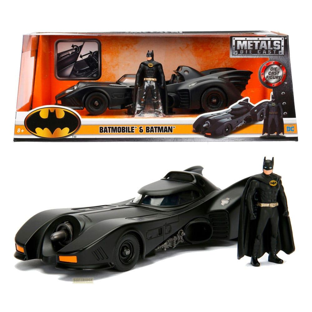 Schwarzer Batmobil-Spielzeug mit Batman-Figur. Verpacktes Spielzeug im Hintergrund.