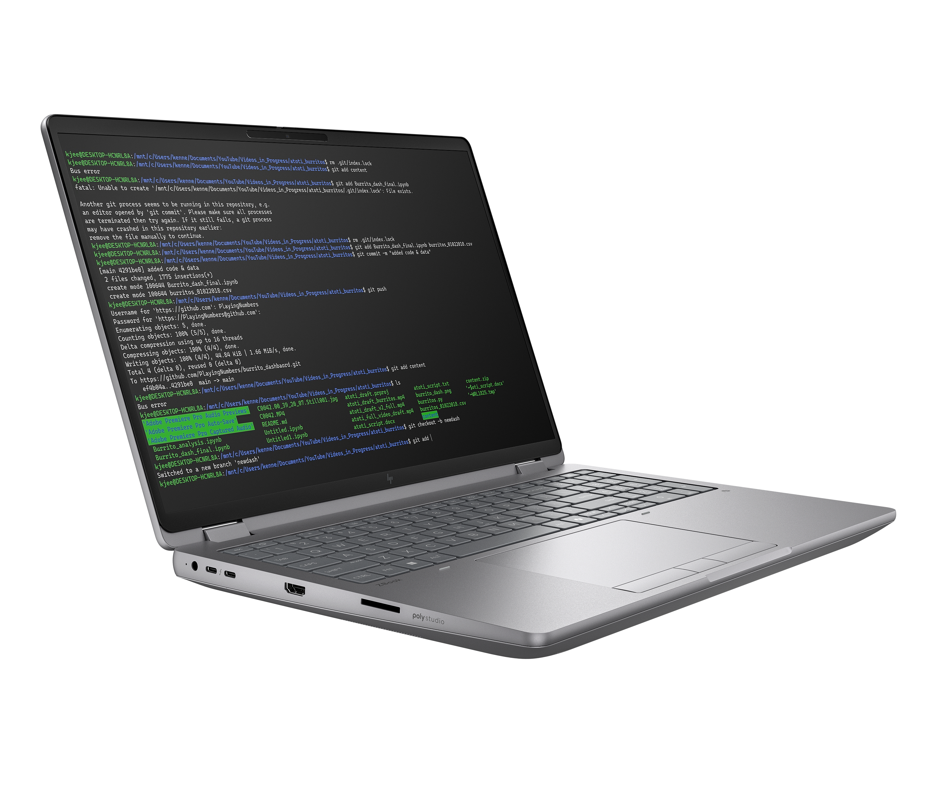 Un laptop HP argentato mostra uno schermo scuro con codice e testo verdi.