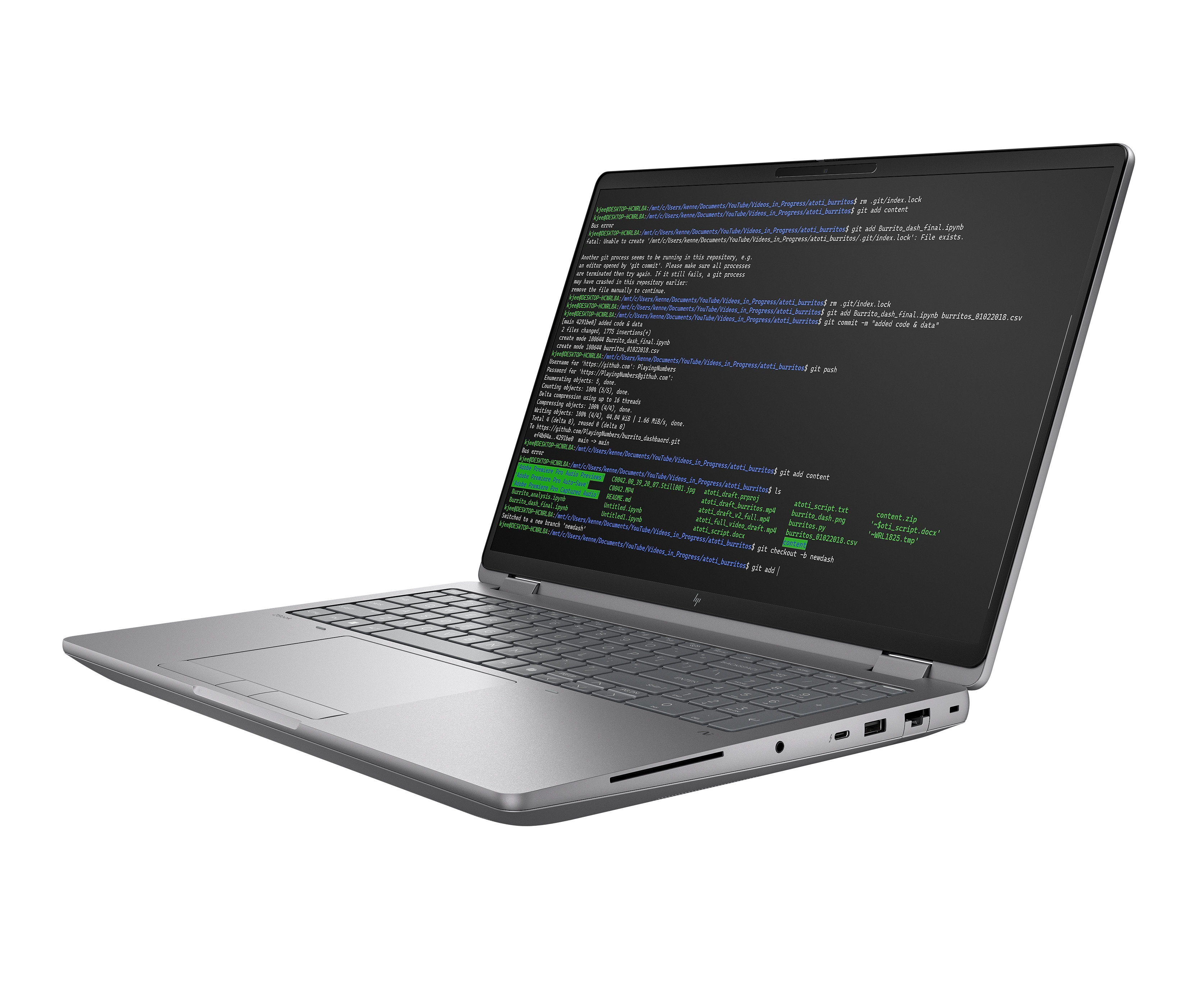 Un laptop argentato è aperto, con righe di codice visualizzate sullo schermo.