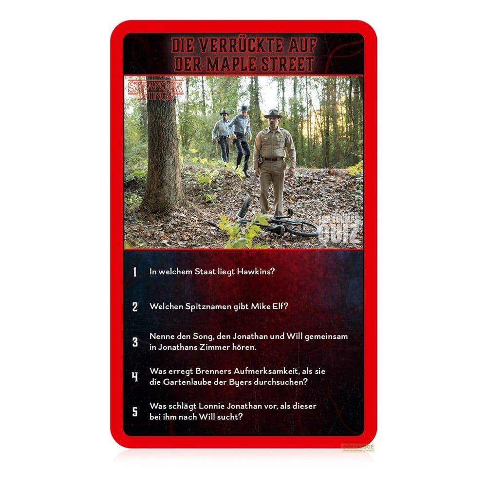 Drei Männer in Polizeiuniformen stehen auf einer Waldlichtung mit einem umgestürzten Fahrrad.