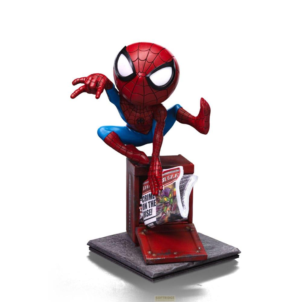 Chibi Spider-Man siede su una cassetta postale rossa con un giornale. La criminalità è in aumento!