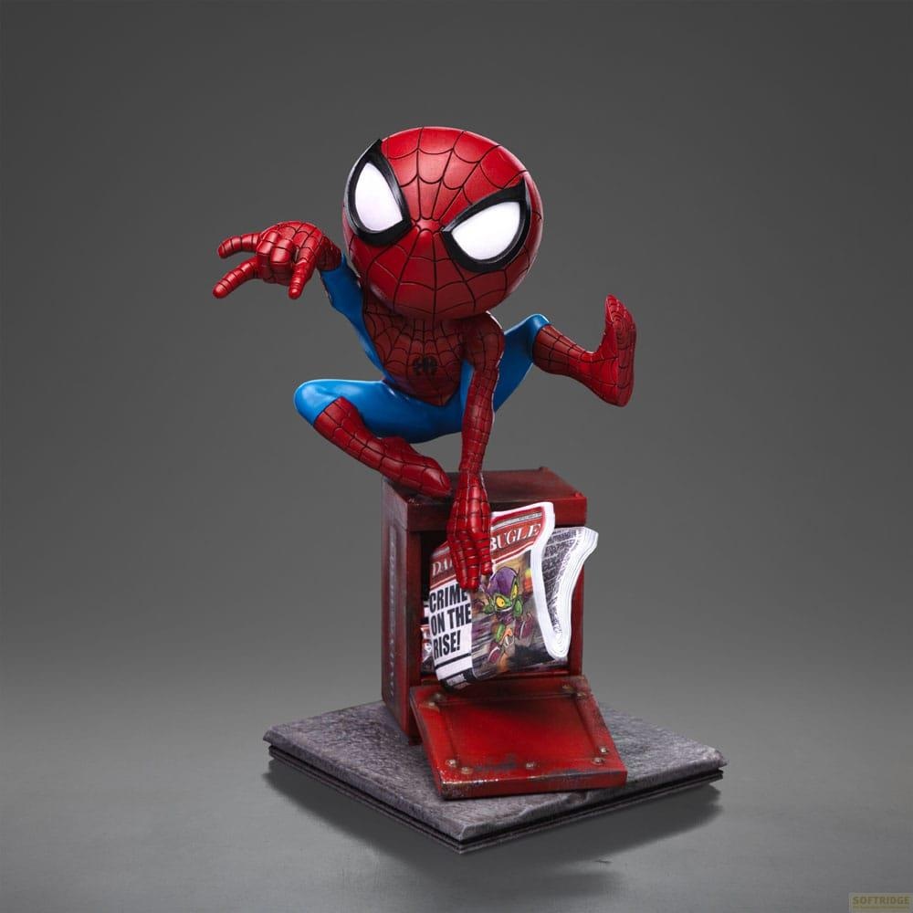 Statua Chibi di Spiderman accovacciato su una cassetta rossa, un fumetto dice "Il crimine è in aumento!"
