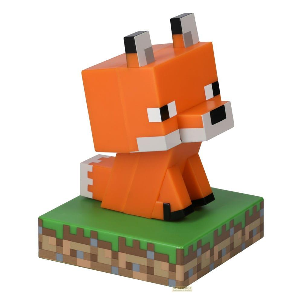 Eine pixelige orange Fuchsstatuette sitzt auf einer grünen, blockigen Grasbasis im Minecraft-Stil.