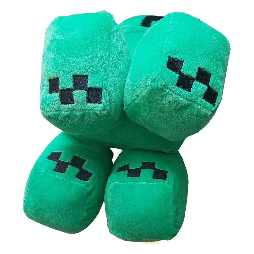 Ein grüner Minecraft Creeper Plüschtier ist vor einem weißen Hintergrund zu sehen.