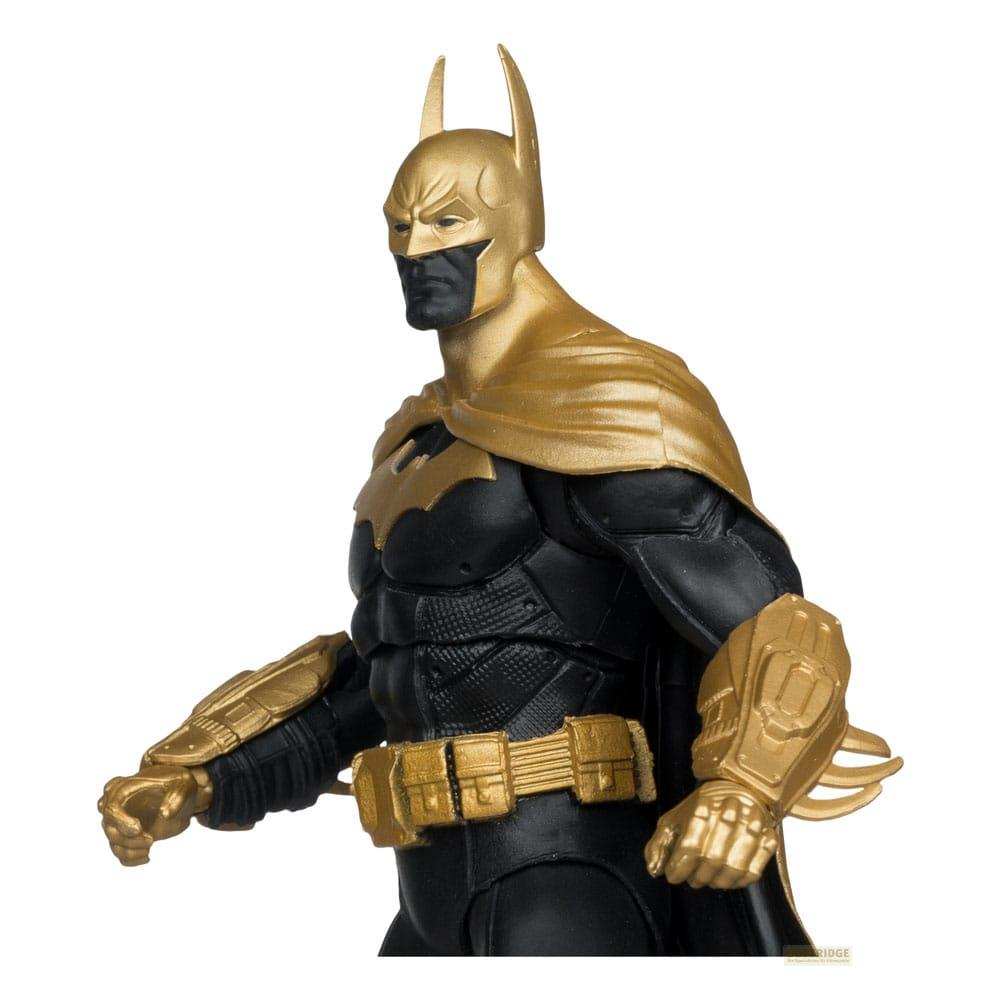 Action figure di Batman nera e oro con mantello e cappuccio.