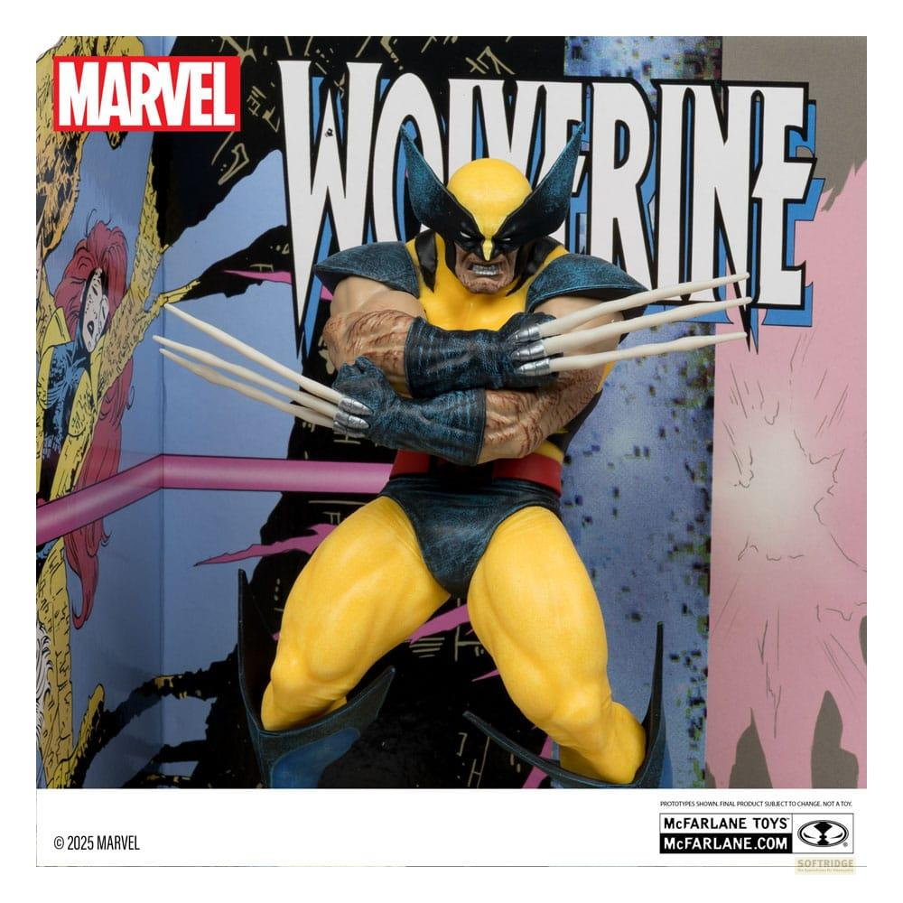 Wolverine-Figur in gelb-blauem Kostüm mit ausgefahrenen Klauen, posiert vor Marvel-Kulisse.