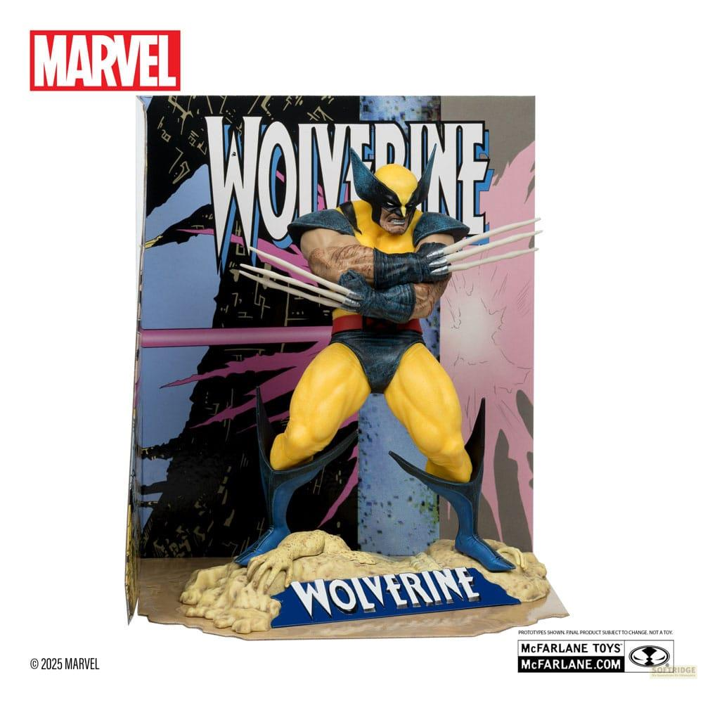 Wolverine-Figur in gelbem Anzug, Klauen ausgefahren, auf felsigem Sockel mit Marvel-Logo.
