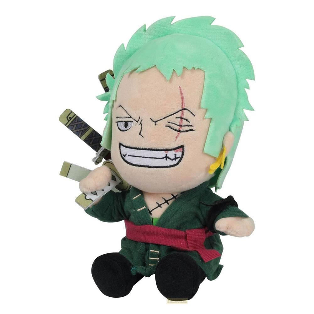 Ein Plüschtier von Zoro mit grünem Haar und drei Schwertern, trägt ein grünes Outfit.