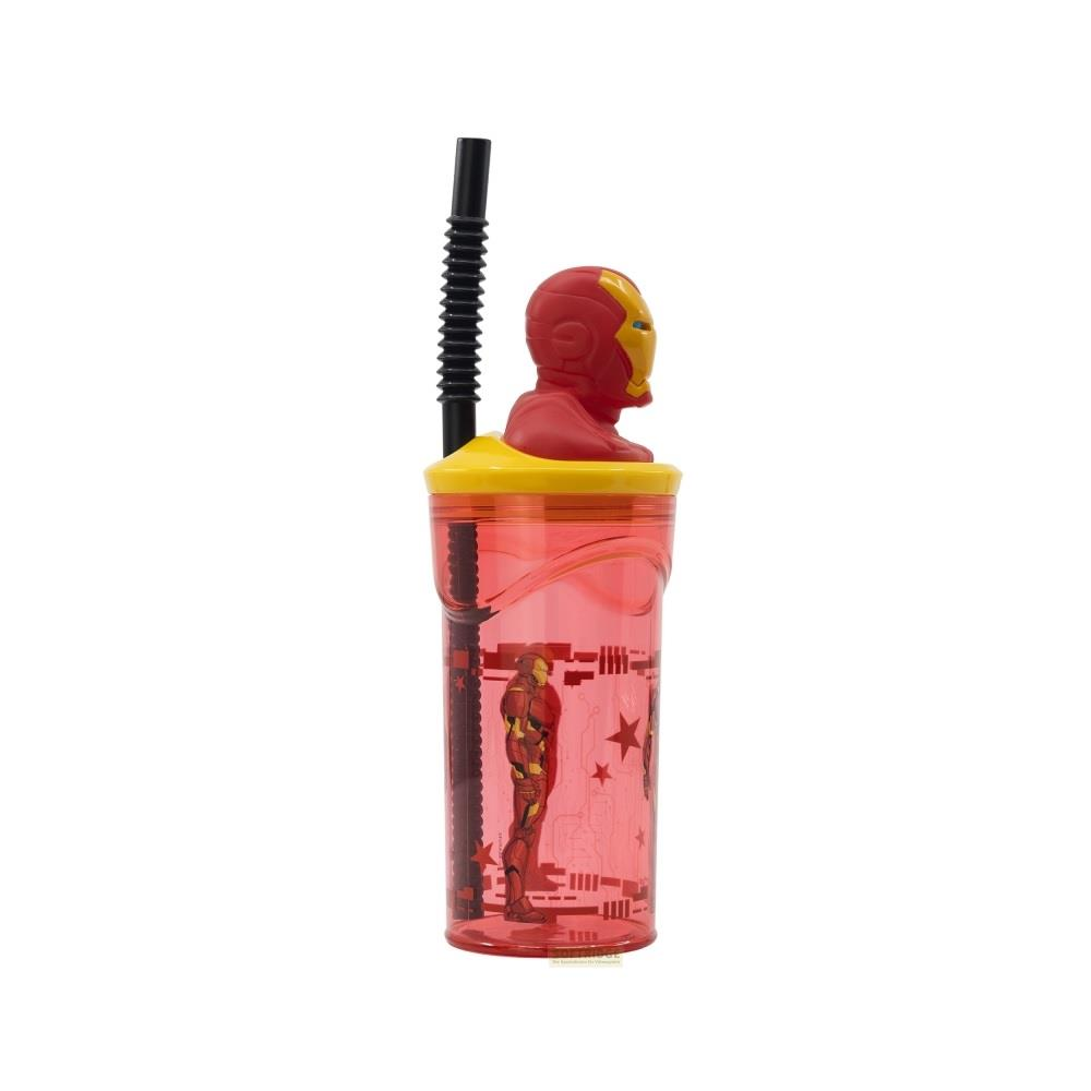 Vaso de plástico rojo con tapa de casco de Iron Man y pajita. Decorado con gráficos de Iron Man.