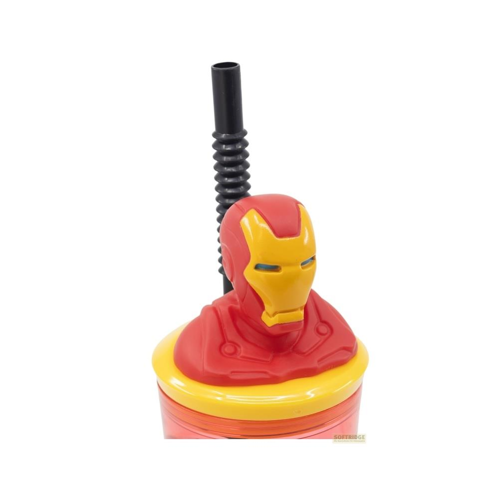 Casco rojo y amarillo de Iron Man en una taza con pajita negra.
