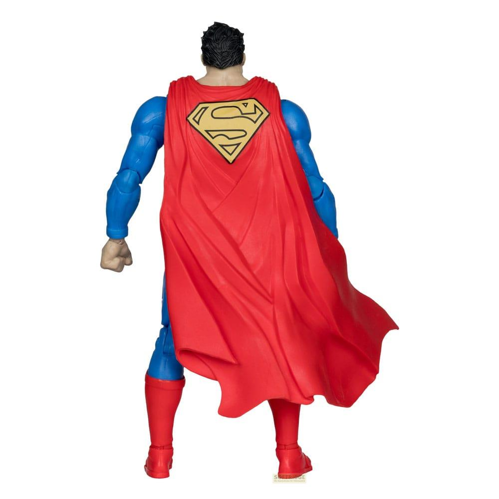 Action figure di Superman, vista posteriore. Tuta blu, mantello rosso, scudo 'S' giallo.