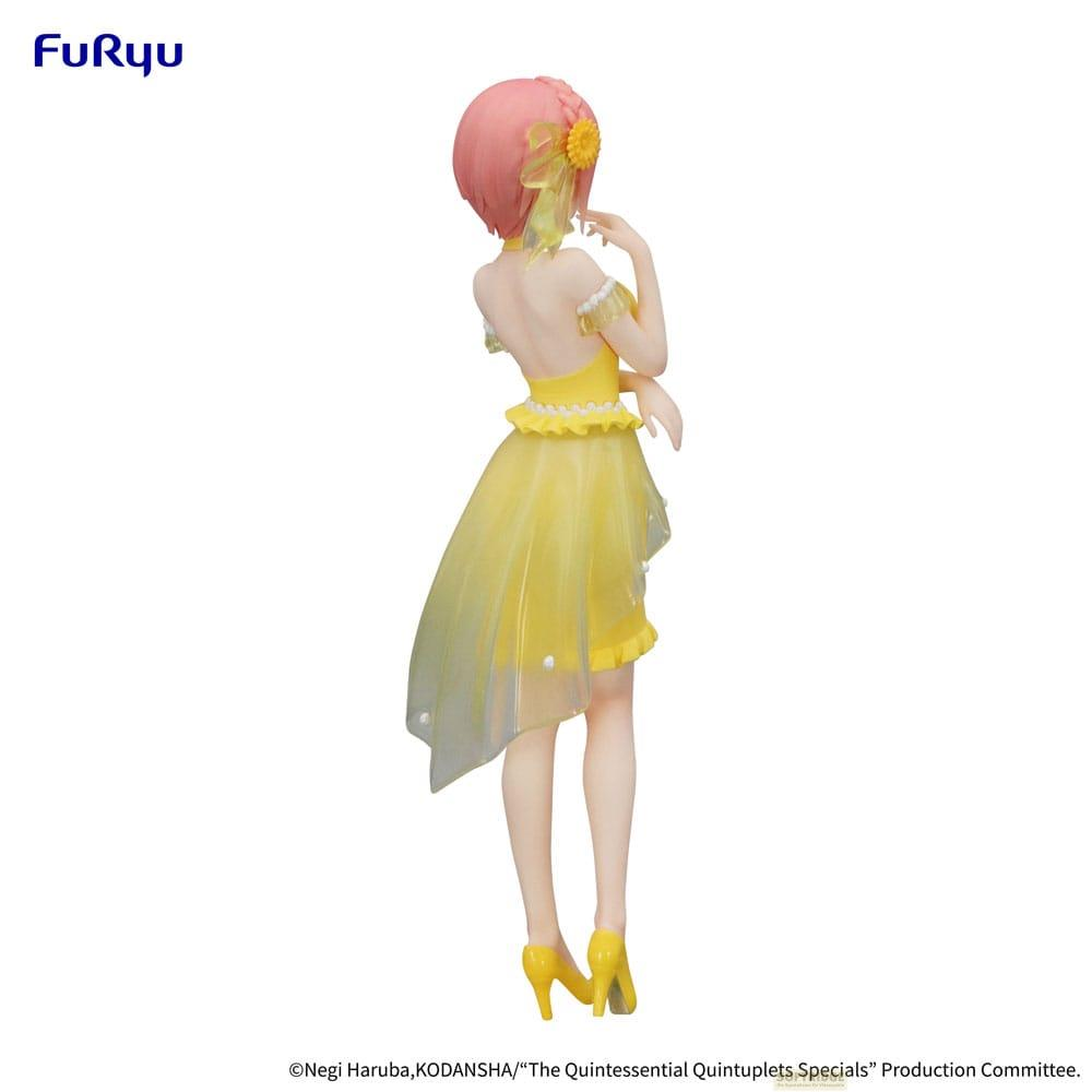 Eine Figur in einem gelben Kleid mit rosa Haaren und gelben Absätzen.