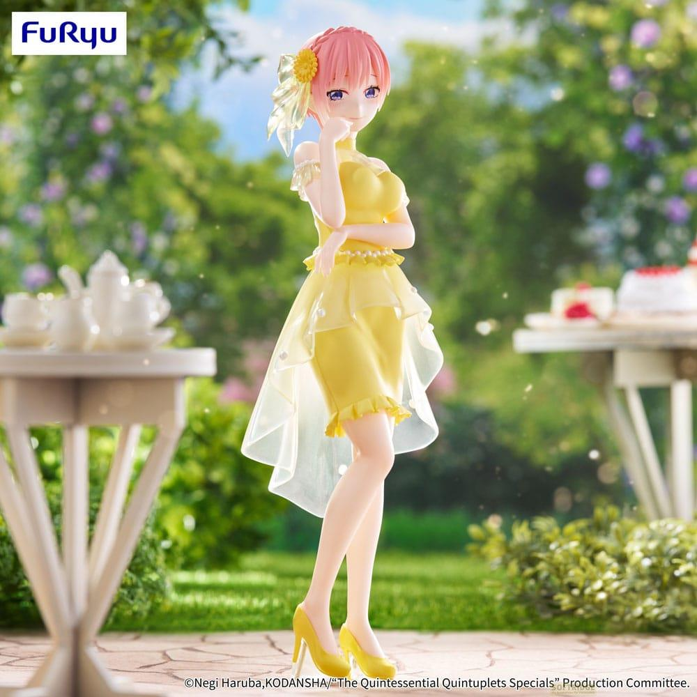 Anime-Figur in gelbem Kleid mit rosa Haaren und gelbem Blumenaccessoire.