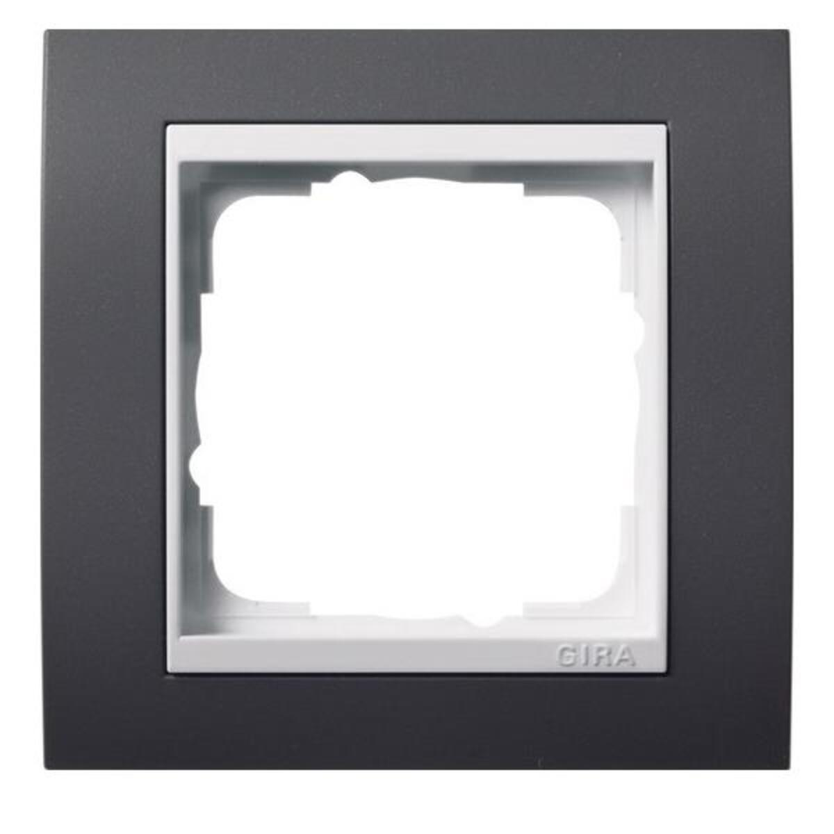 Una cornice quadrata grigio scuro con cornice interna bianca, per una presa elettrica.