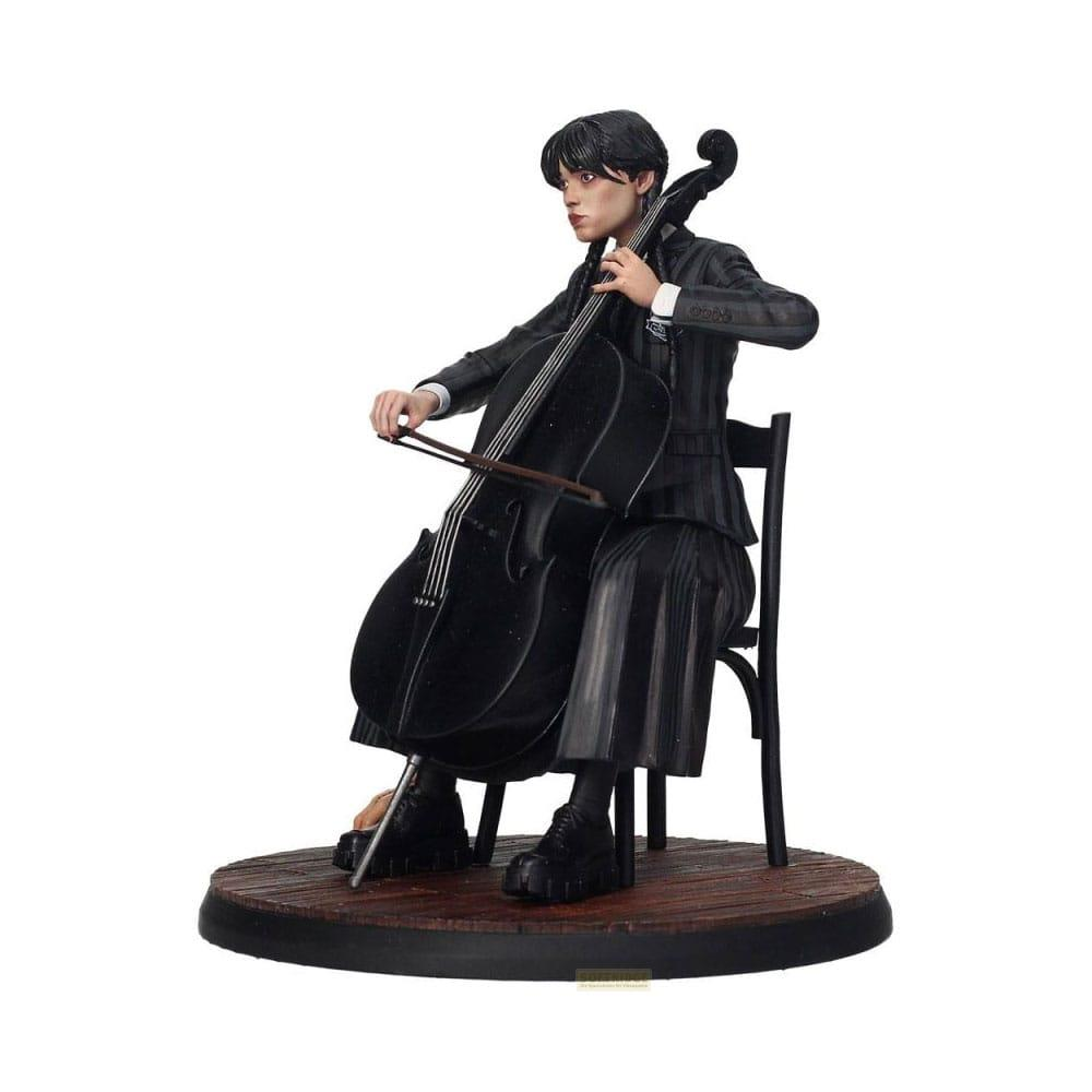 Figura de una persona tocando el violonchelo, sentada sobre una base de madera.