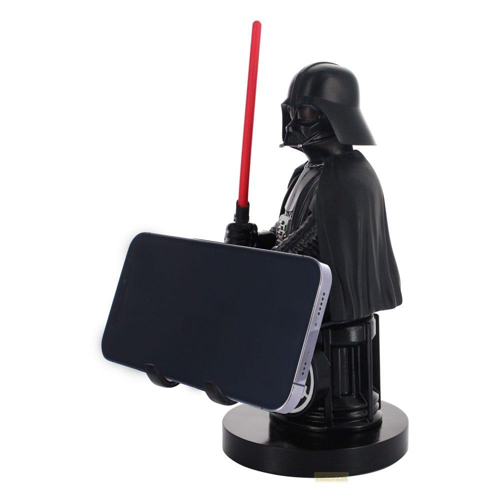 Statua di Darth Vader che tiene un telefono e una spada laser rossa, su sfondo bianco.