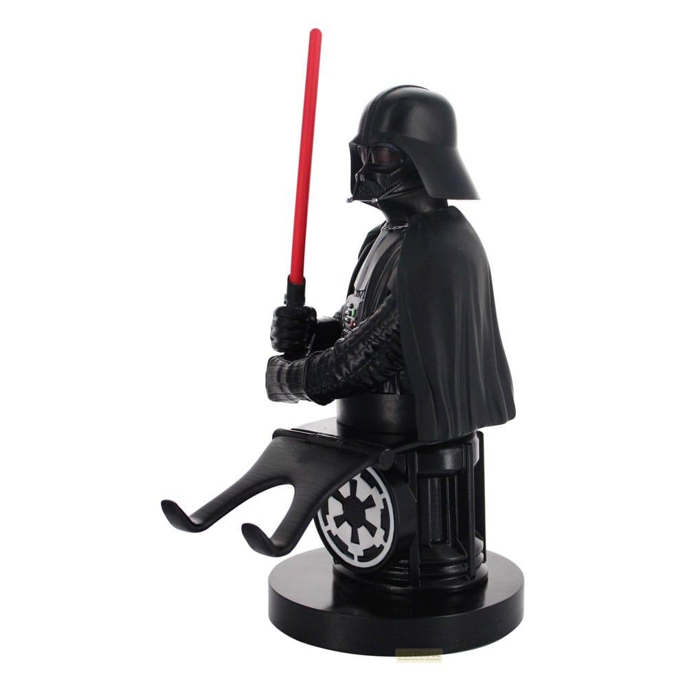 Statua di Darth Vader con spada laser rossa, tenuta nella mano destra.