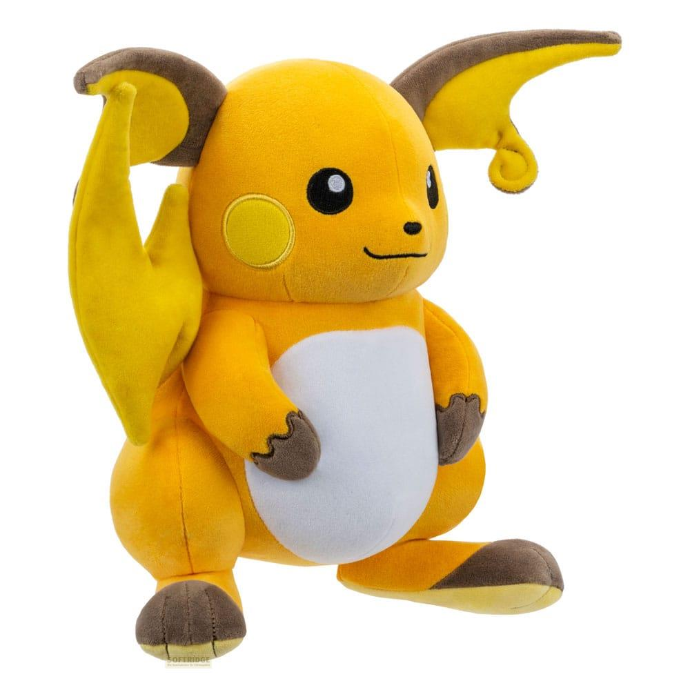 Ein gelbes Plüschtier des Pokemon Raichu sitzt vor einem weißen Hintergrund.