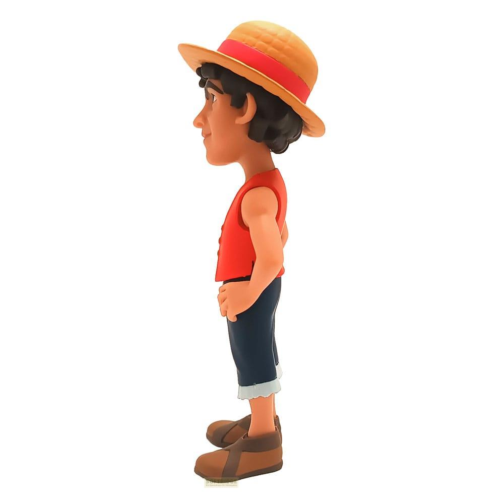 Un niño de dibujos animados con sombrero de paja, chaleco rojo y pantalones cortos azules, de pie con las manos en las caderas.