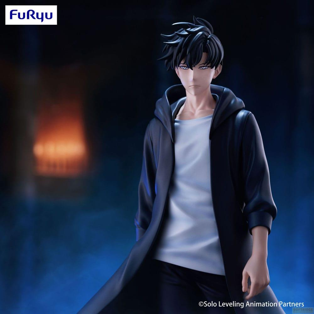 Figurine d'anime d'un jeune homme aux cheveux noirs, chemise blanche et sweat à capuche sombre. Fond bleu.