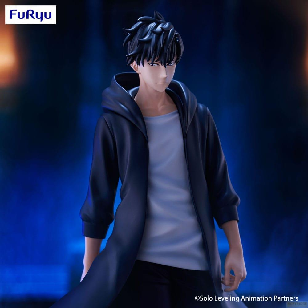 Une figurine d'anime masculine aux cheveux noirs porte un sweat à capuche bleu foncé sur une chemise blanche et un pantalon noir.