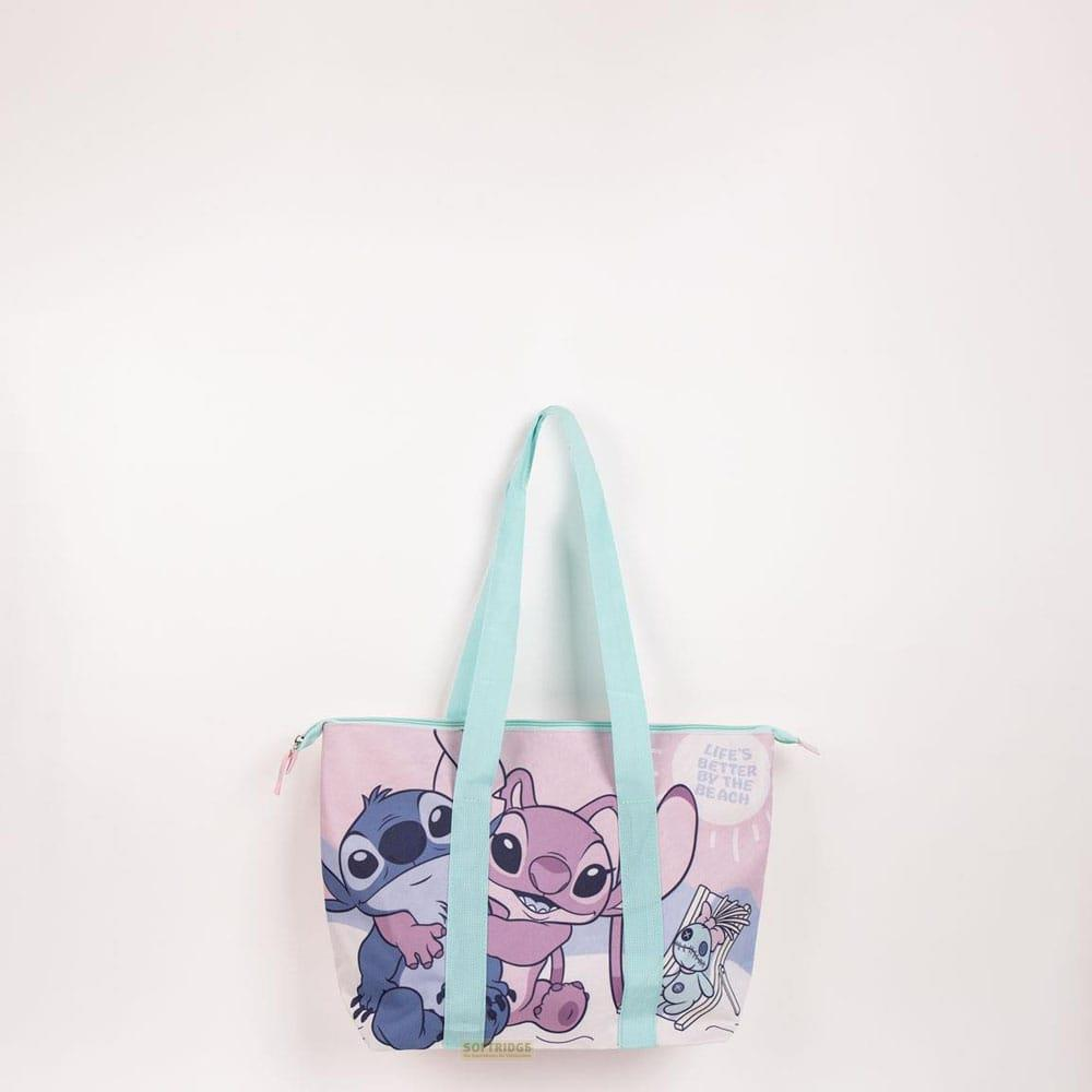 Un bolso tote rosa con personajes de Stitch y Angel, correas azul claro y gráfico de playa.