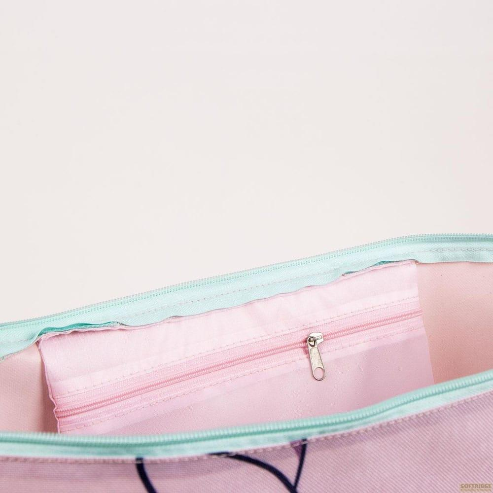 Vista interior de una bolsa rosa con un pequeño bolsillo rosa con cremallera y ribete turquesa.