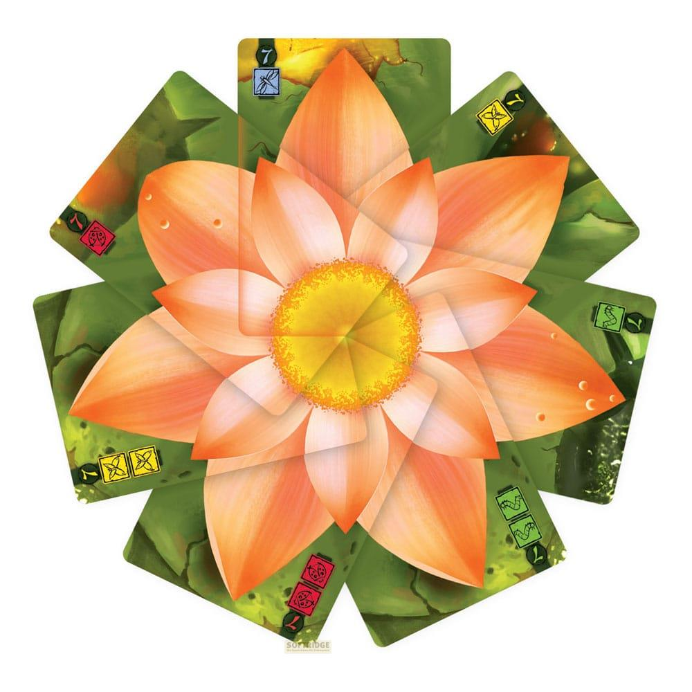 Eine orangefarbene Lotusblüte mit gelbem Zentrum, umgeben von grünen Blattkarten mit Symbolen.