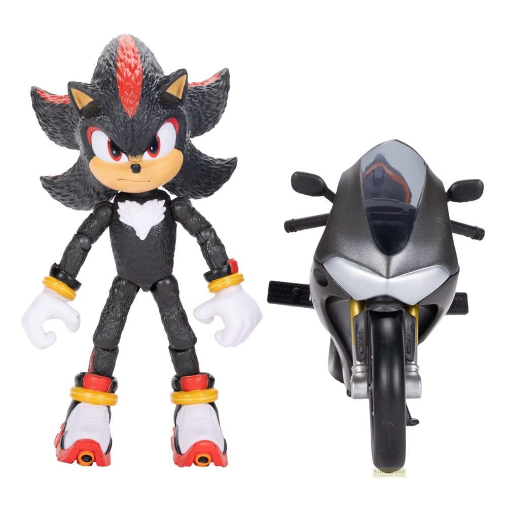 Un juguete de Shadow the Hedgehog junto a una motocicleta sobre fondo blanco.