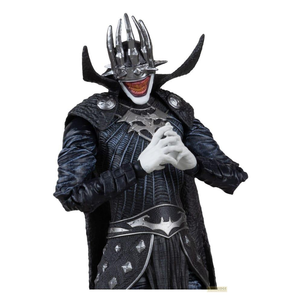 Una figura di The Batman Who Laughs in costume nero corazzato, corona ed emblema argentati.