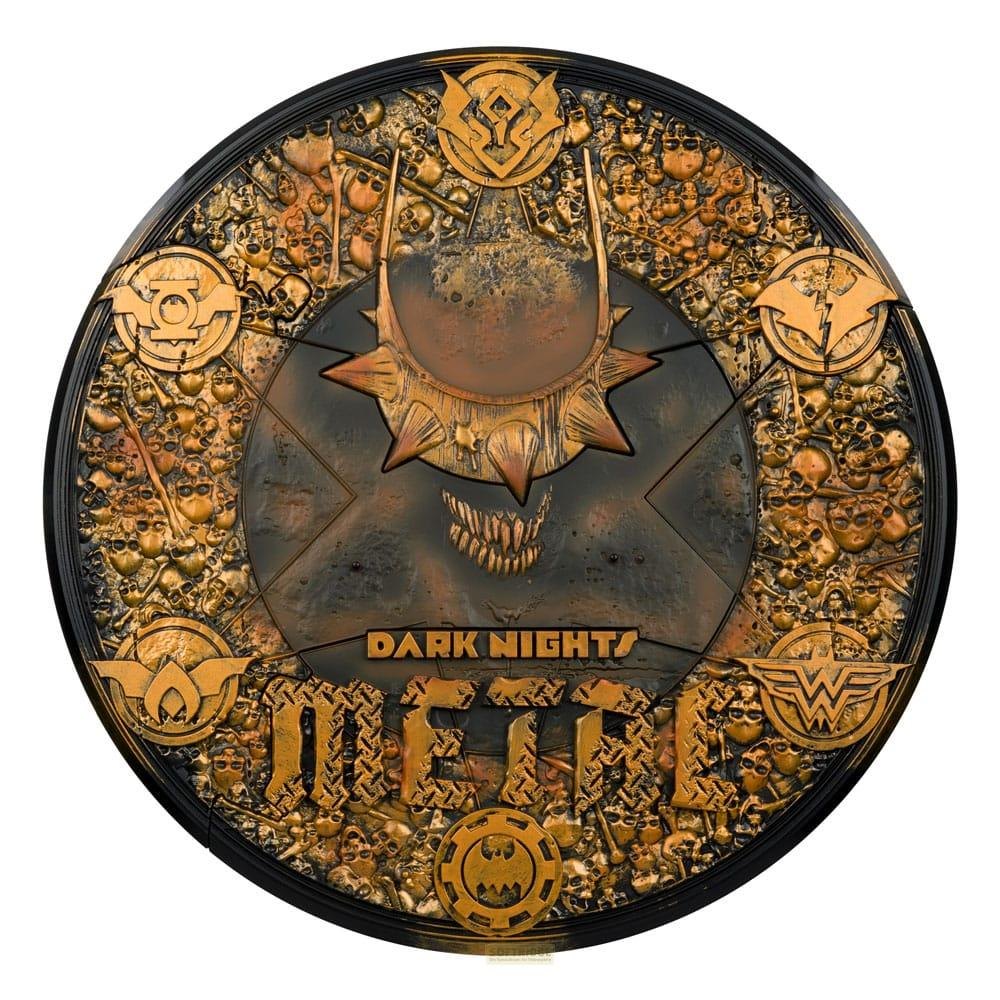 Disco rotondo con teschi, simboli e il titolo "Dark Nights: Metal".