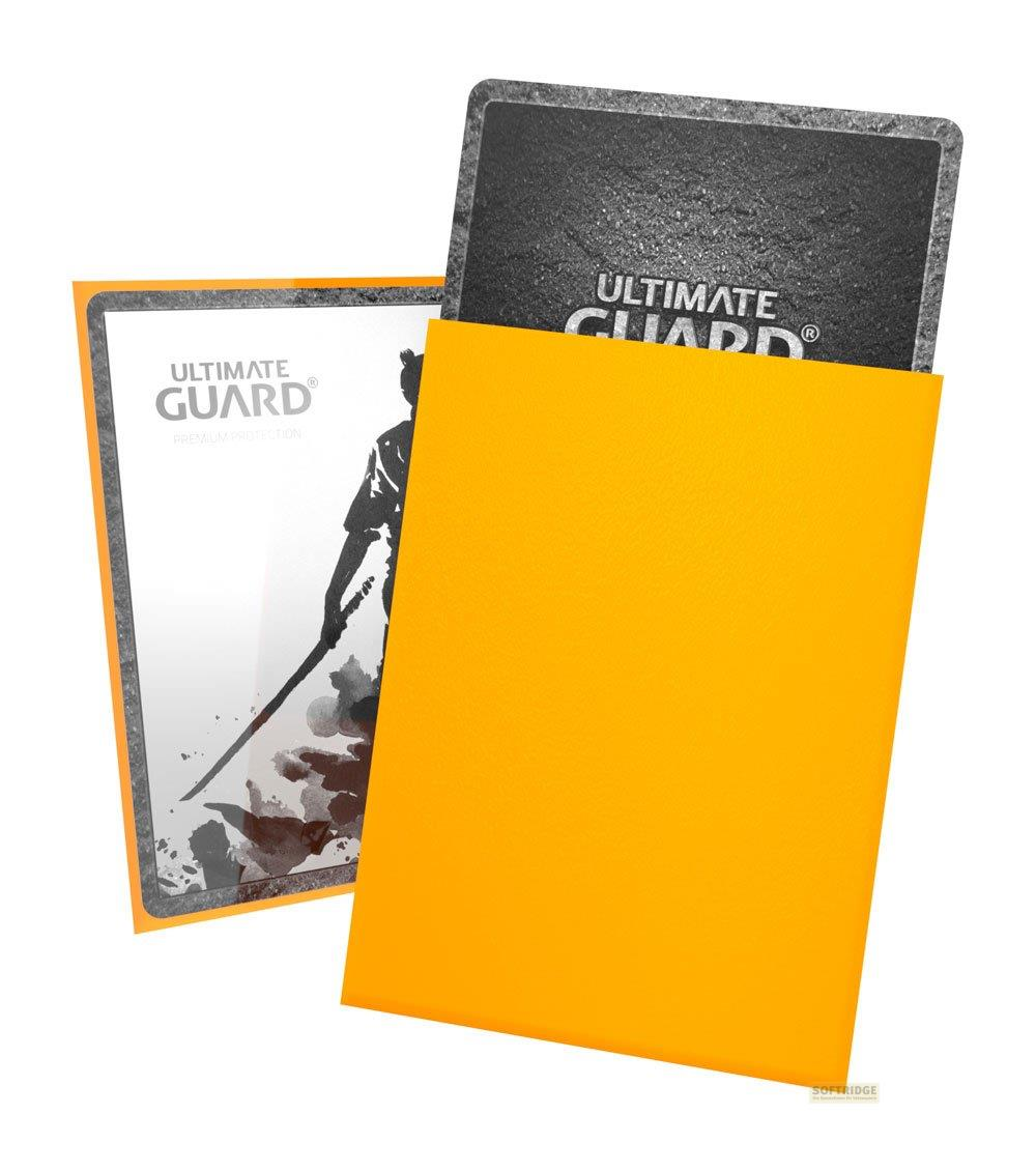 Pochette de carte orange avec marque Ultimate Guard. Une carte noire est partiellement visible.