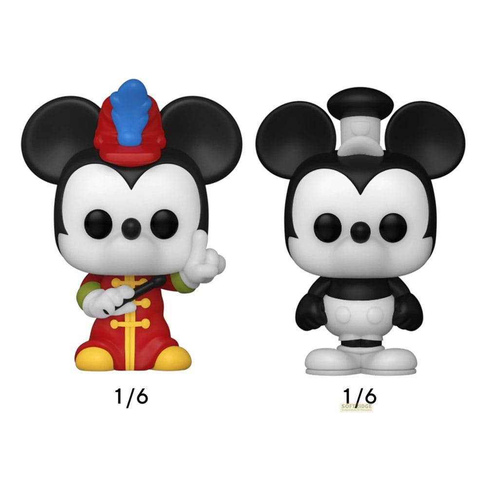 Dos figuras de Mickey Mouse: una con traje chino, la otra en blanco y negro.