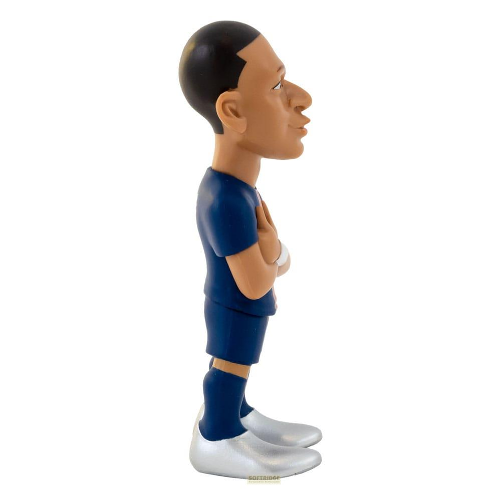 Una action figure bobblehead di un calciatore in divisa blu, braccia incrociate, su sfondo bianco.