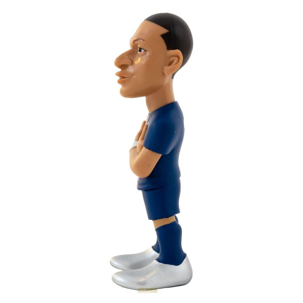 Figura caricaturale di un calciatore in divisa blu, scarpe d'argento, mani sul petto.