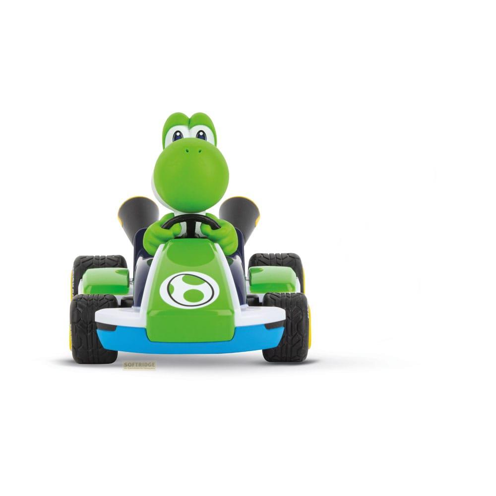 Personaje Yoshi en un go-kart verde y azul con fondo blanco.