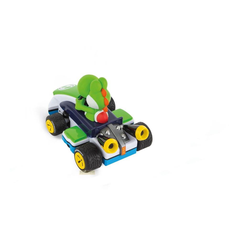 Un Yoshi verde viaja en un kart de juguete azul y verde con ruedas amarillas.