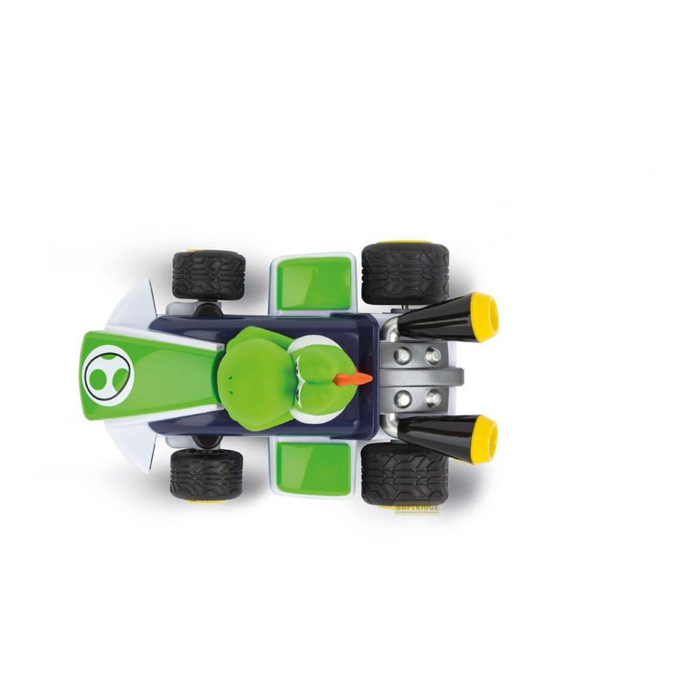 Coche de juguete verde de Yoshi con ruedas negras y detalles amarillos.