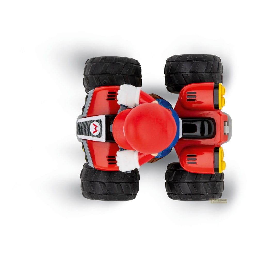 Vue de dessus d'une voiture jouet Mario Kart avec la figurine de Mario au volant. Voiture rouge, roues noires.