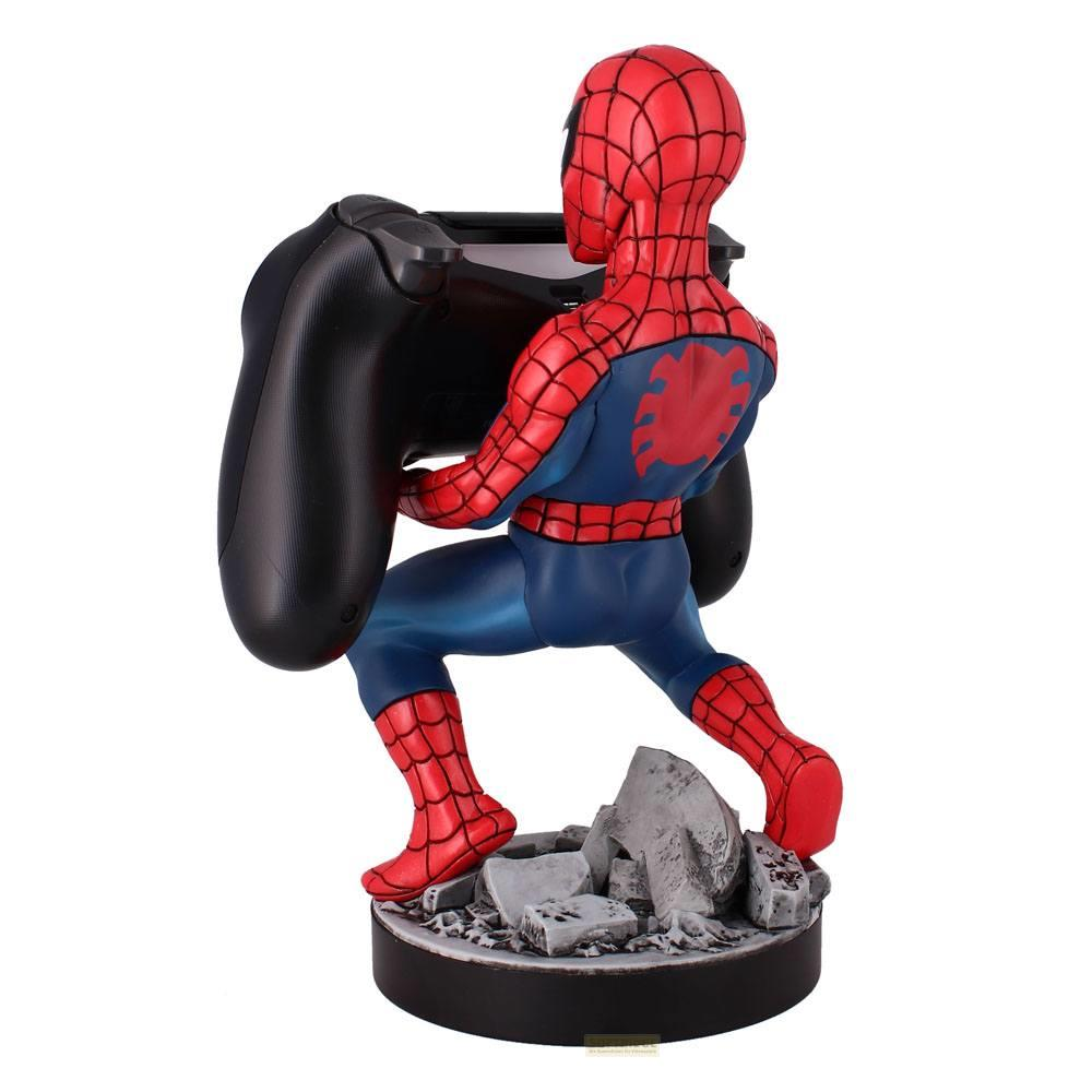 Statua di Spider-Man che tiene un controller per videogiochi nero su base di macerie.