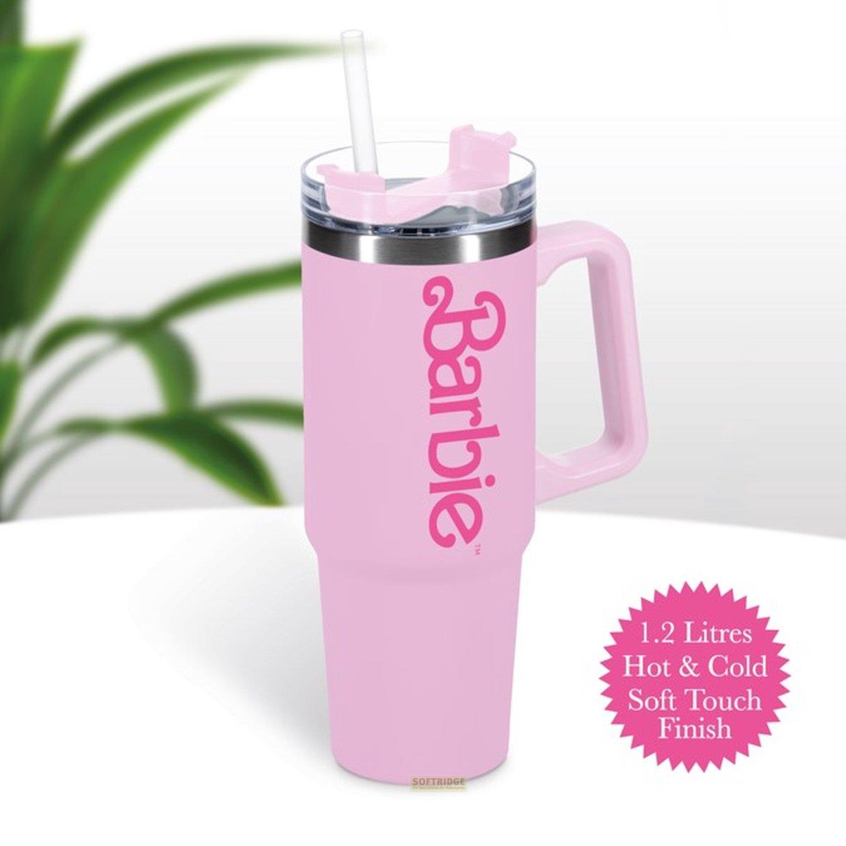 Un vaso rosa de Barbie con pajita y asa. Tiene un acabado suave al tacto.