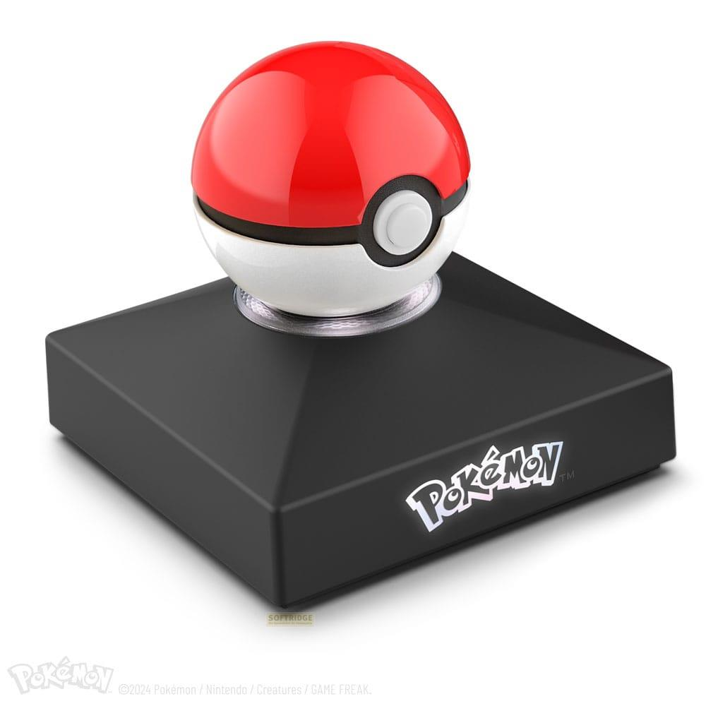 Ein roter und weißer Pokéball sitzt auf einem schwarzen Sockel mit dem Pokémon-Logo.