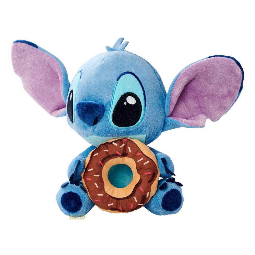 Ein blauer Stitch-Plüsch hält einen Schokoladendonut mit Streuseln.