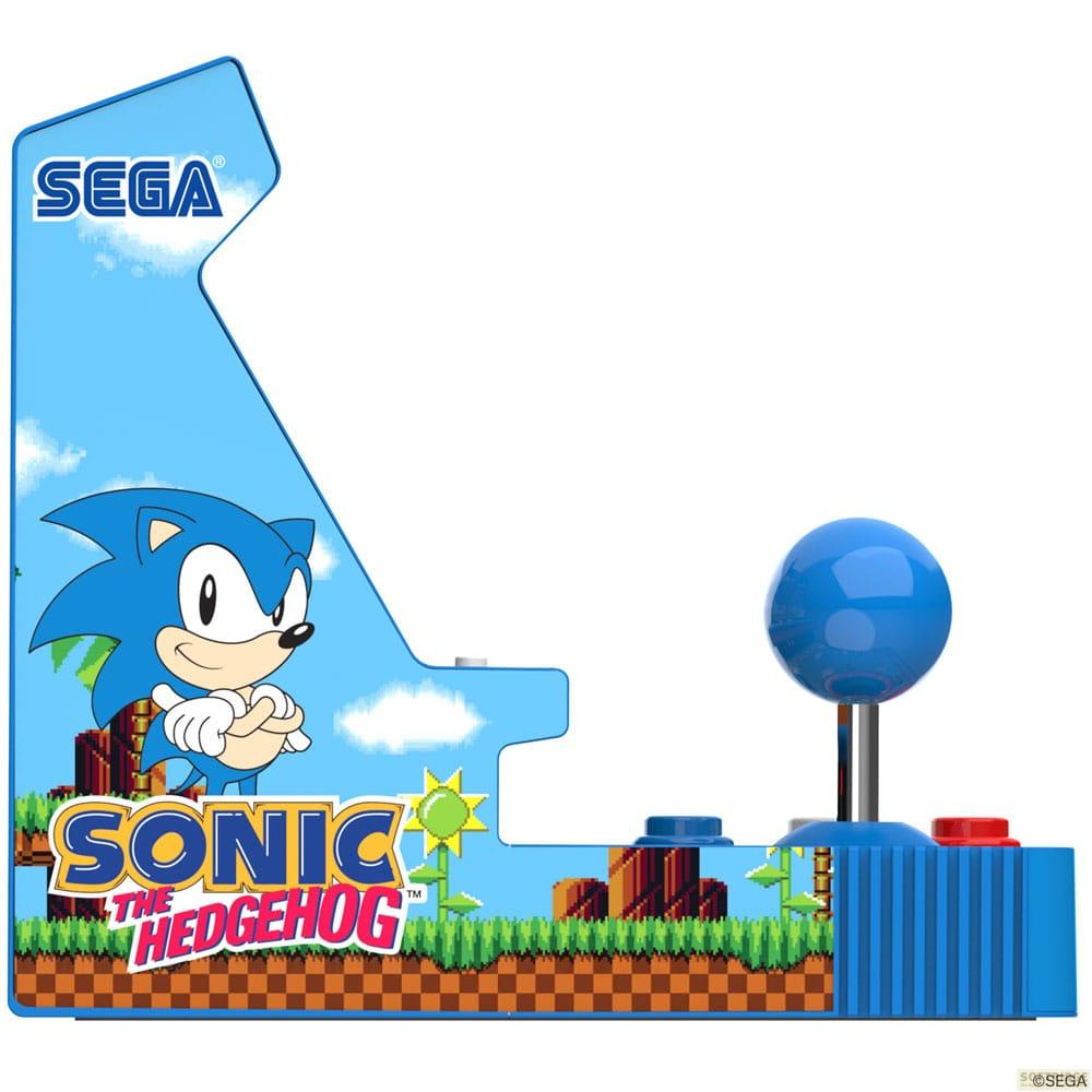 Ein blauer Arcade-Stick mit Sonic the Hedgehog-Design und Sega-Logo.