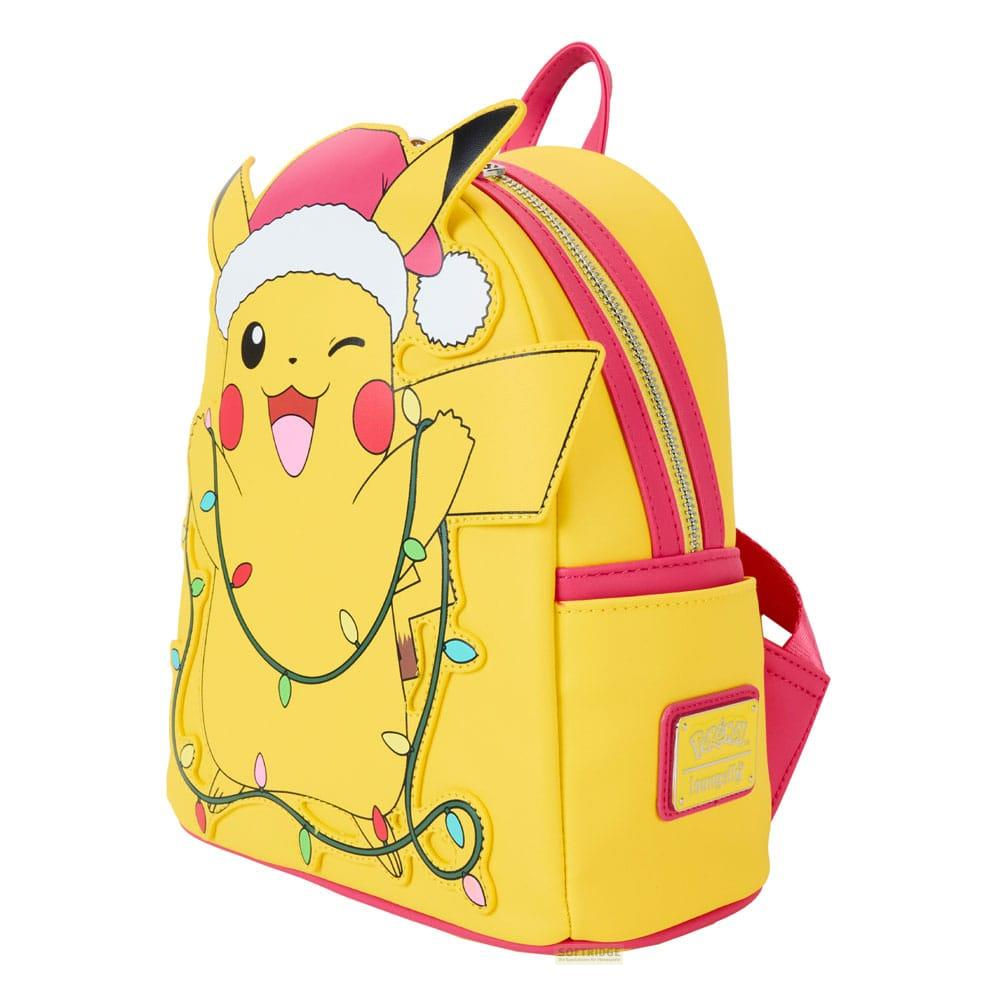 Gelber Rucksack mit Pikachu mit Weihnachtsmütze, eingewickelt in bunte Lichter.